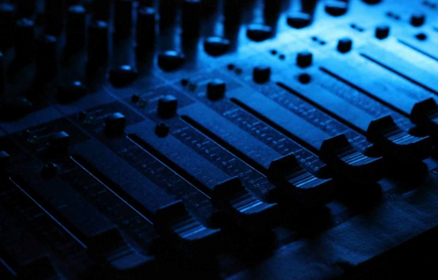 Moderne Aufnahmetechnik und Equipment für professionelle Musikproduktion