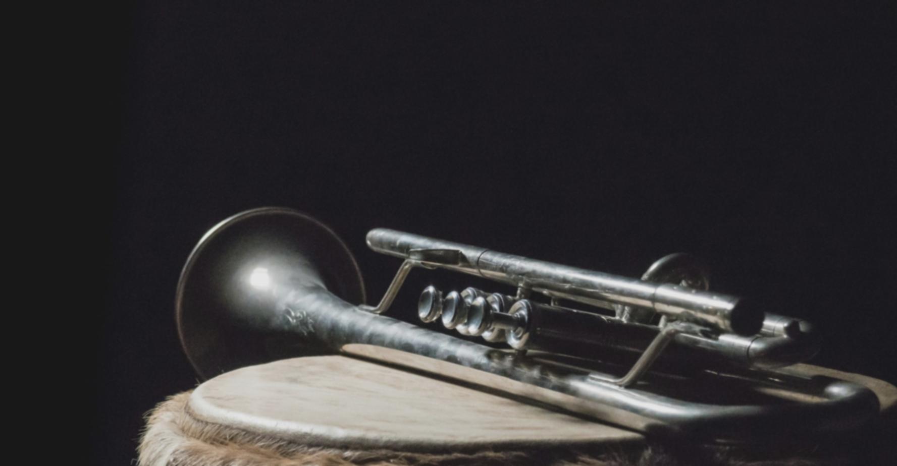 Kollaborative Lernumgebung mit verschiedenen Musikinstrumenten und Equipment