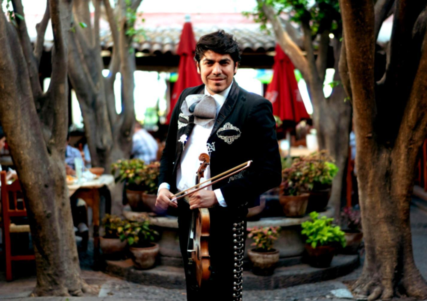 Sound-Design-Studio mit professioneller Ausrüstung während einer Zusammenarbeit