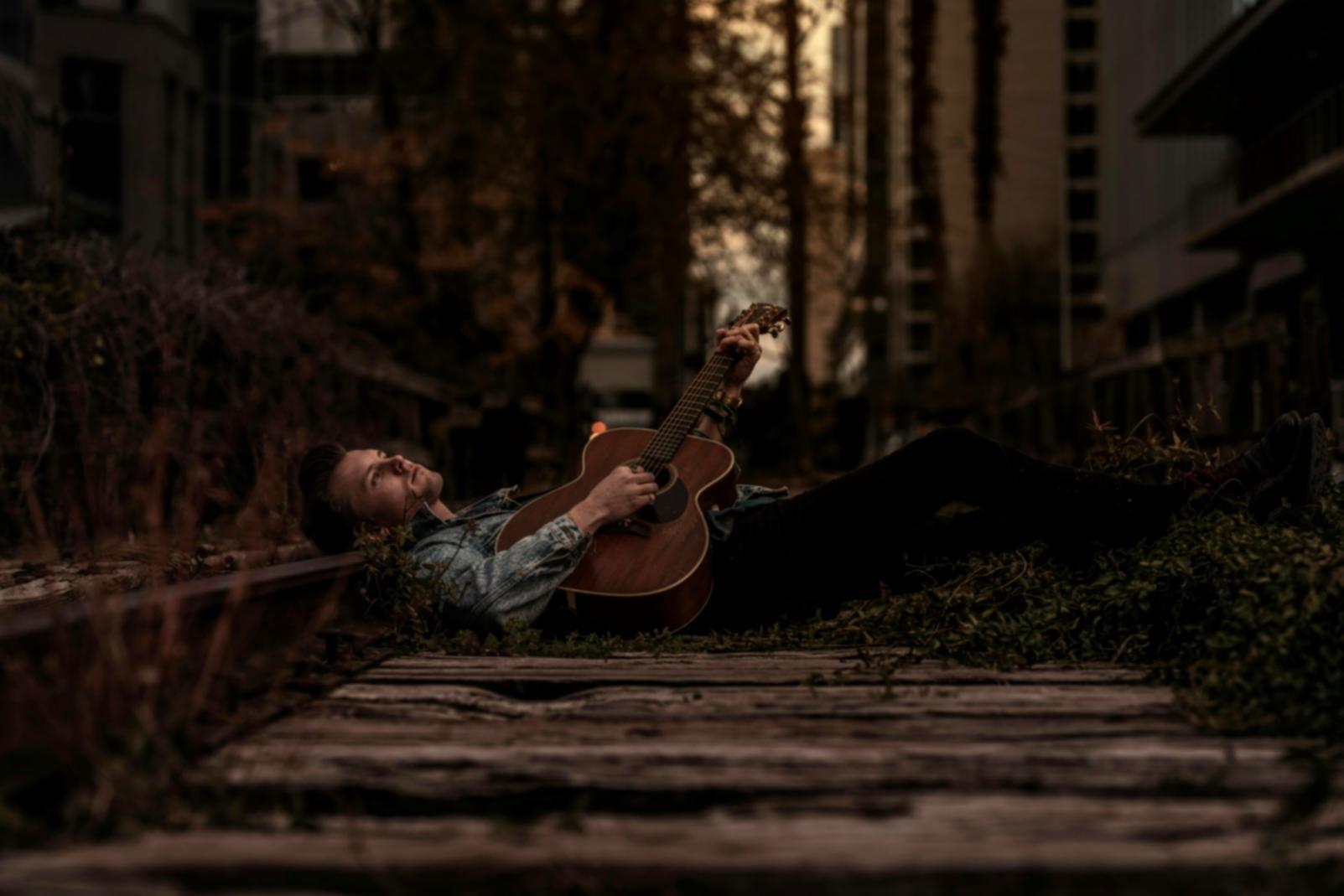 Professioneller Audio-Workspace mit Mischpult und Monitoren